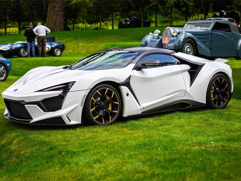 فينير سوبر سبورت  الإماراتية الصنع بجولة في الريف الانجليزي